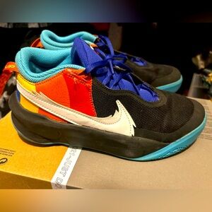 Lebron James Youth basketball sneaker size 6Y good condition.